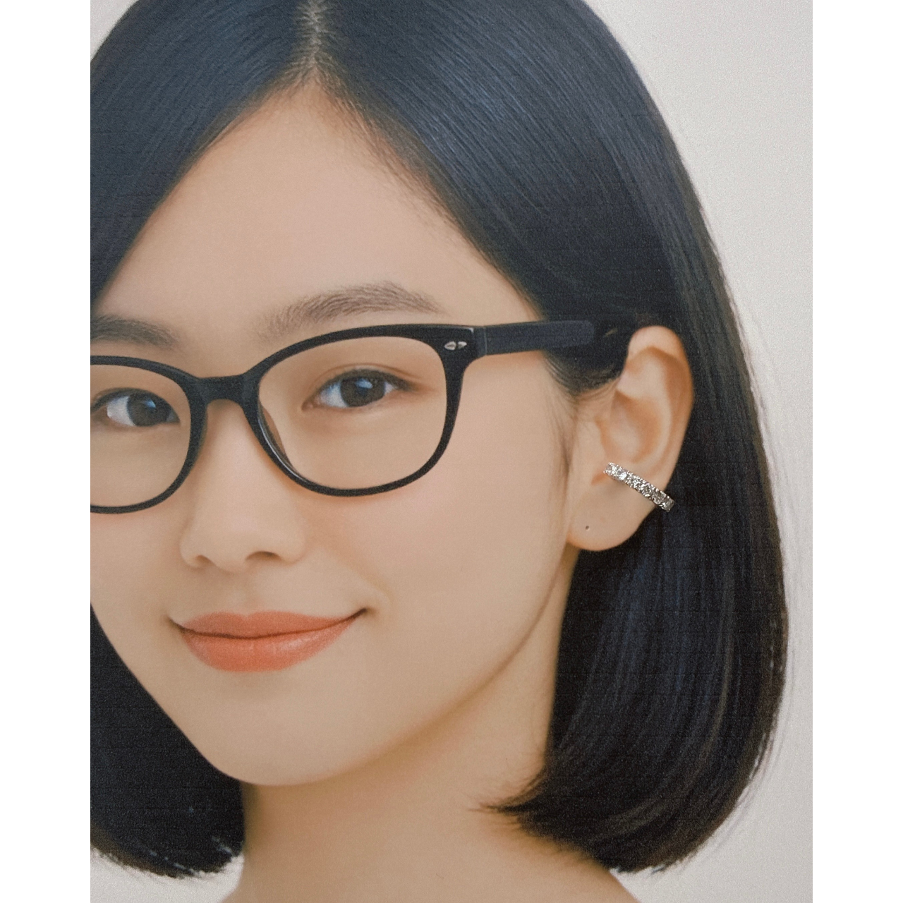 メガネをかけた女性のエタニティイヤーカフ着用画像